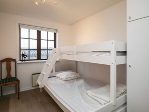 3 bedrooms, cribs/infant beds