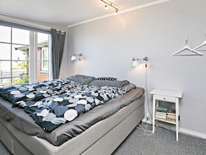 1 bedroom, cribs/infant beds