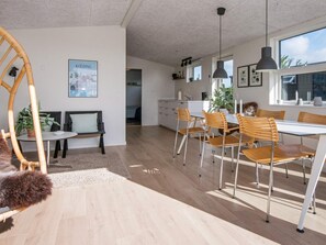2 bedrooms, cribs/infant beds