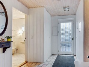 2 bedrooms, cribs/infant beds