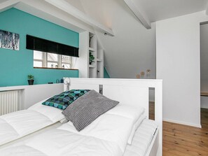 4 bedrooms, cribs/infant beds