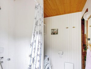 House | Bathroom | Towels - Holiday Home in Bovallstrand (Bovallstrand)