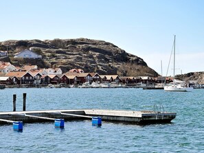 A coastal village with traditional houses, a dock, and boats. - Holiday Home in Bovallstrand (Bovallstrand)