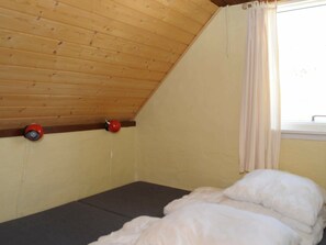 2 Schlafzimmer, Babybetten, individuell eingerichtet