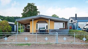 A modern house with a covered patio, a garage, and a small garden area. - Seaside Charm at Binderup - By Traum Ferienwohnungen (Bjert)