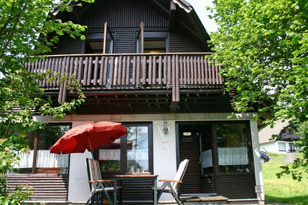 Pflanze, Gebäude, Eigentum, Fenster, Grün, Regenschirm, Baum, Haus, Schatten, Die Architektur