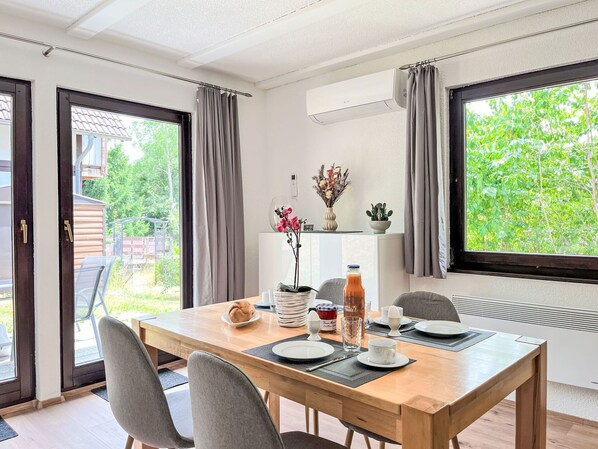 Dining - Cosy apartment in villa for 3 people with WIFI, TV and terrace (Korbach)