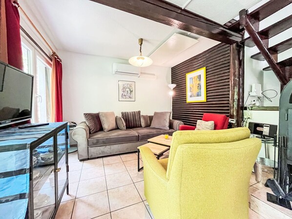 Télévision, cheminée