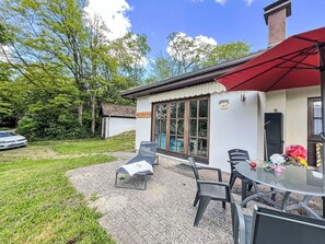 Outdoor dining - Beautiful apartment in villa for 6 guests with WIFI, TV and terrace (Bad Wildungen)
