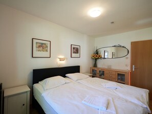 2 bedrooms, travel crib, free WiFi