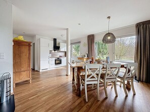 Ovn, oppvaskmaskin og høy barnestol