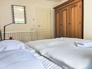 2 bedrooms, travel crib, free WiFi