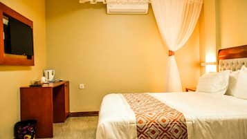 Standard Room | Desk, laptop workspace, blackout drapes, bed sheets