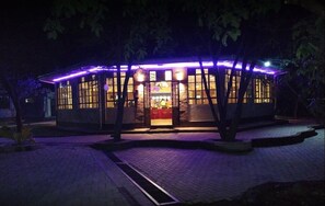 供应早餐、午餐和晚餐