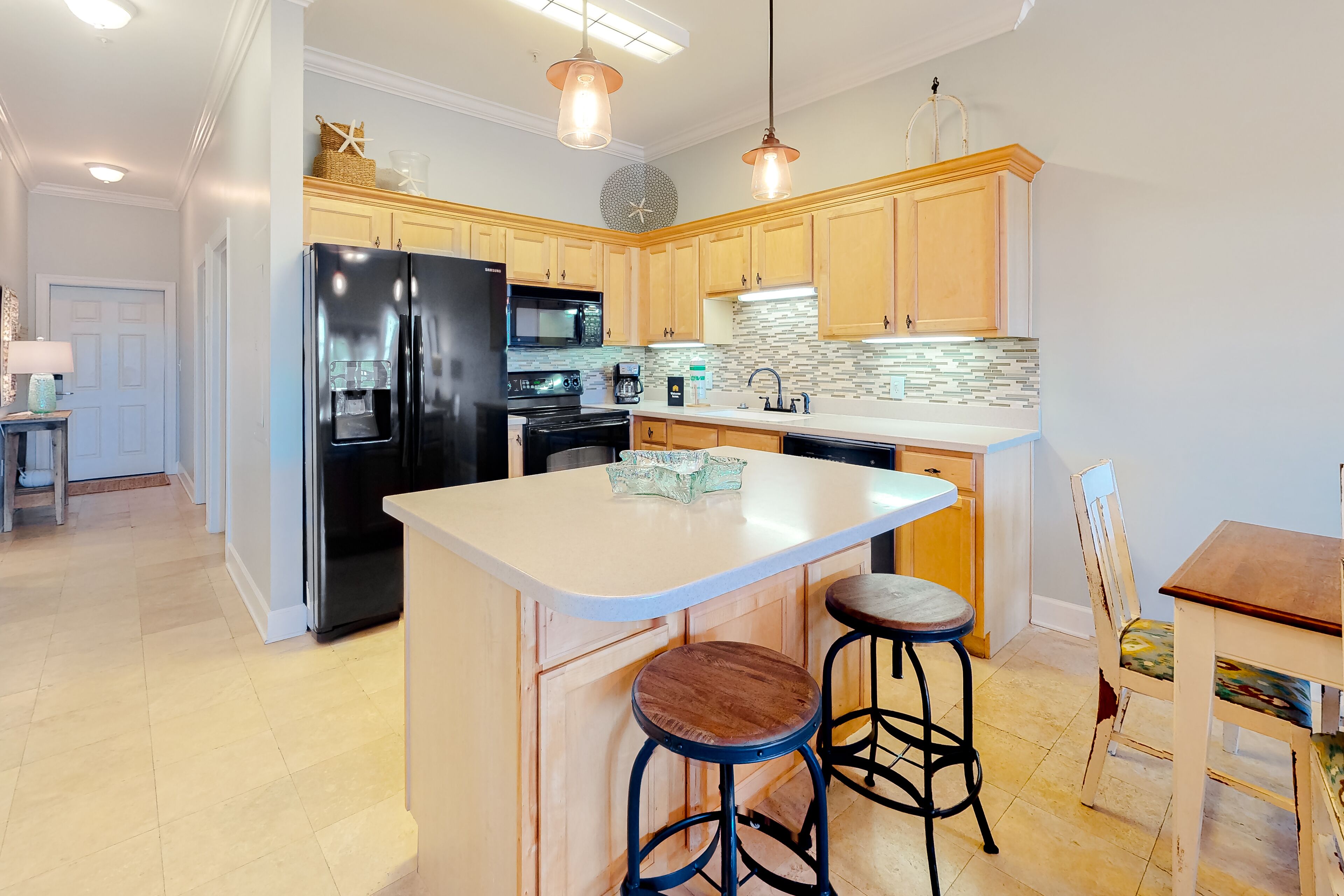 Stylish coastal condo with bikes & pool - near bike paths & the beach