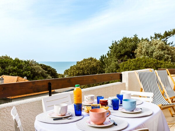 Outdoor dining - Lovely apartment for 5 guests with WIFI, TV and balcony (Saint-palais-sur-mer)