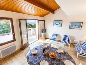 Dining - Lovely apartment for 5 guests with WIFI, TV and balcony (Saint-palais-sur-mer)