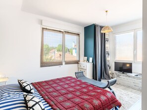 2 bedrooms, travel crib, free WiFi, bed sheets