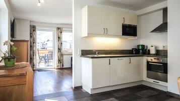 Appartamento | Cucina privata | Frigorifero con congelatore, microonde, forno, piano cottura