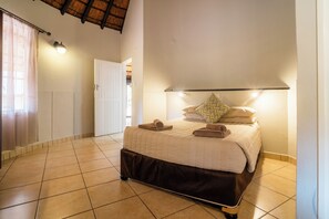 Tabla de planchar con plancha y ropa de cama