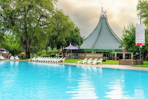 2 outdoor pools, pool loungers
