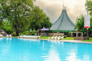 2 piscinas al aire libre, sillones reclinables de piscina