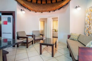 Bungalow, 2 soverom | Oppholdsområde | Flatskjerm-TV, fotballspill, bordtennis og bøker