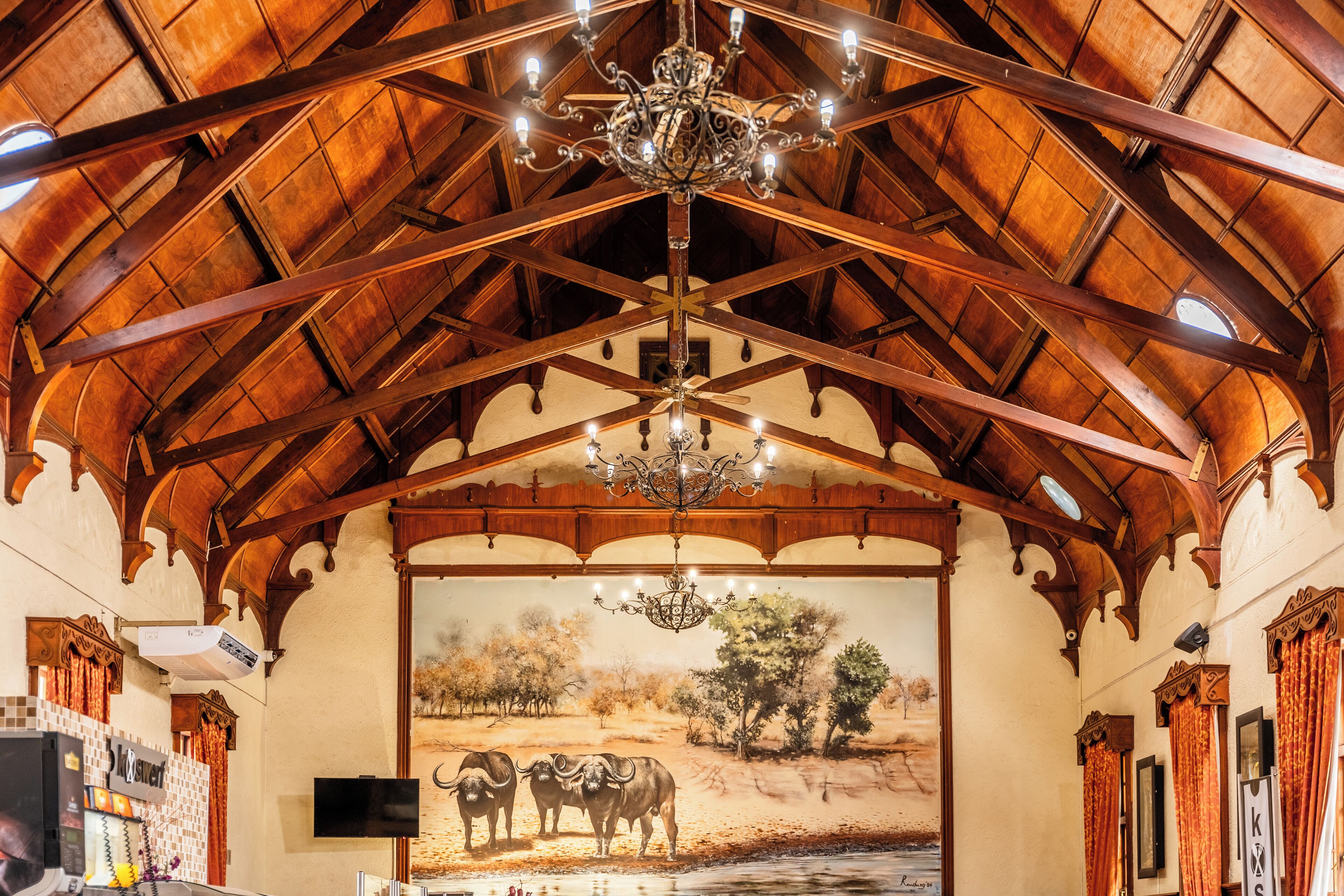 Aamiainen, lounas ja illallinen; paikallinen ja kansainvälinen keittiö 