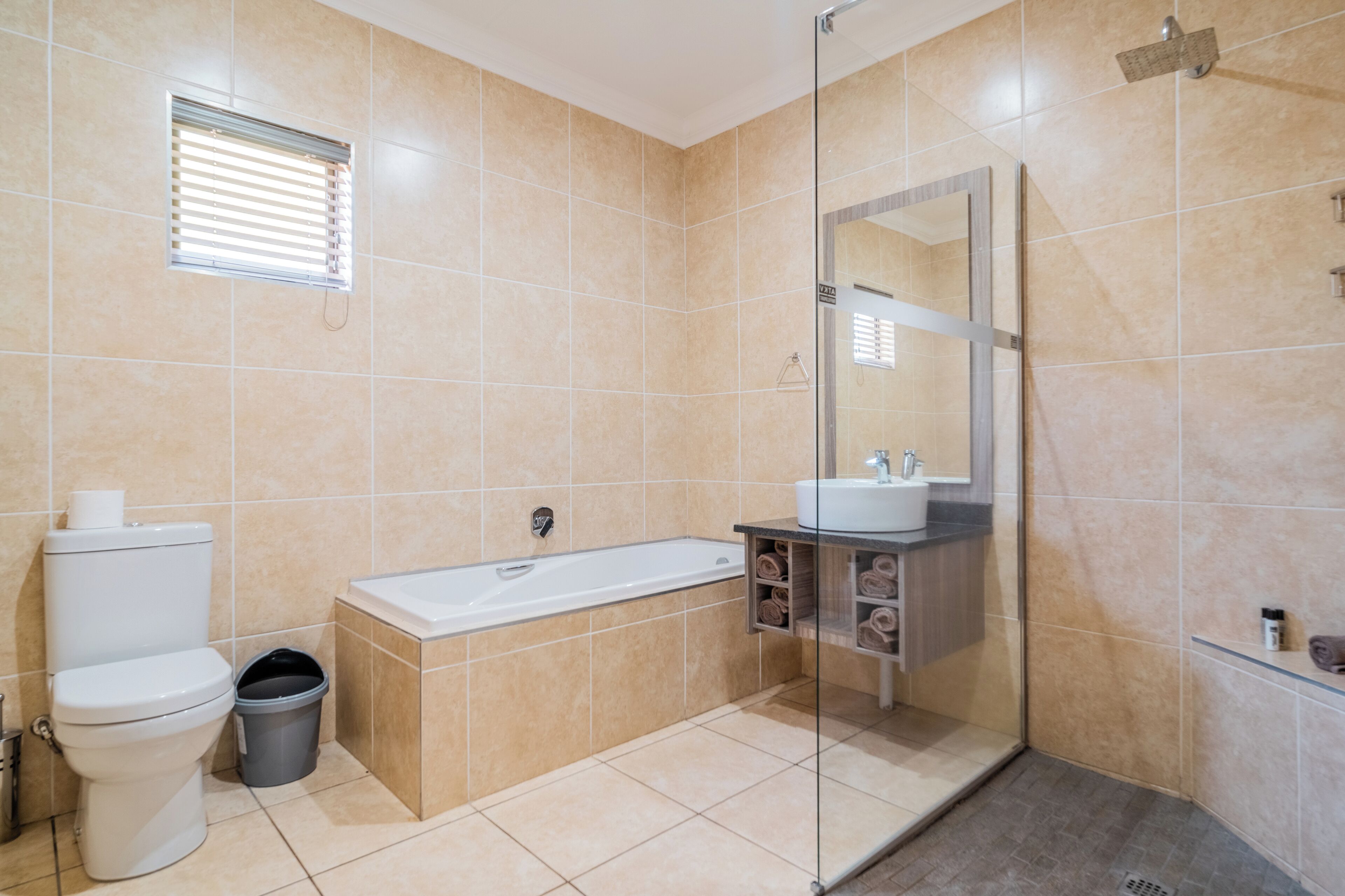 Une salle de bain avec des toilettes, une baignoire et un lavabo.