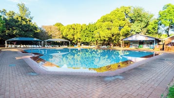 Piscine couverte, 3 piscines extérieures, chaises longues