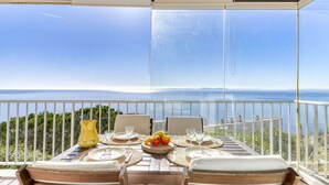 A dining table set for two with a view of the sea. - Nice apartment for 6 guests with WIFI, TV and terrace (Roses)