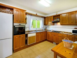 Microwave, oven, dishwasher, dining tables - Wonderful private villa for 8 people with private pool, TV and patio (Calafell)