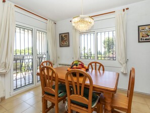 Dining - Wonderful private villa for 8 people with private pool, TV and patio (Calafell)
