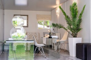 Kroppsbehandlinger, massasje med varme steiner og kroppsskrubb