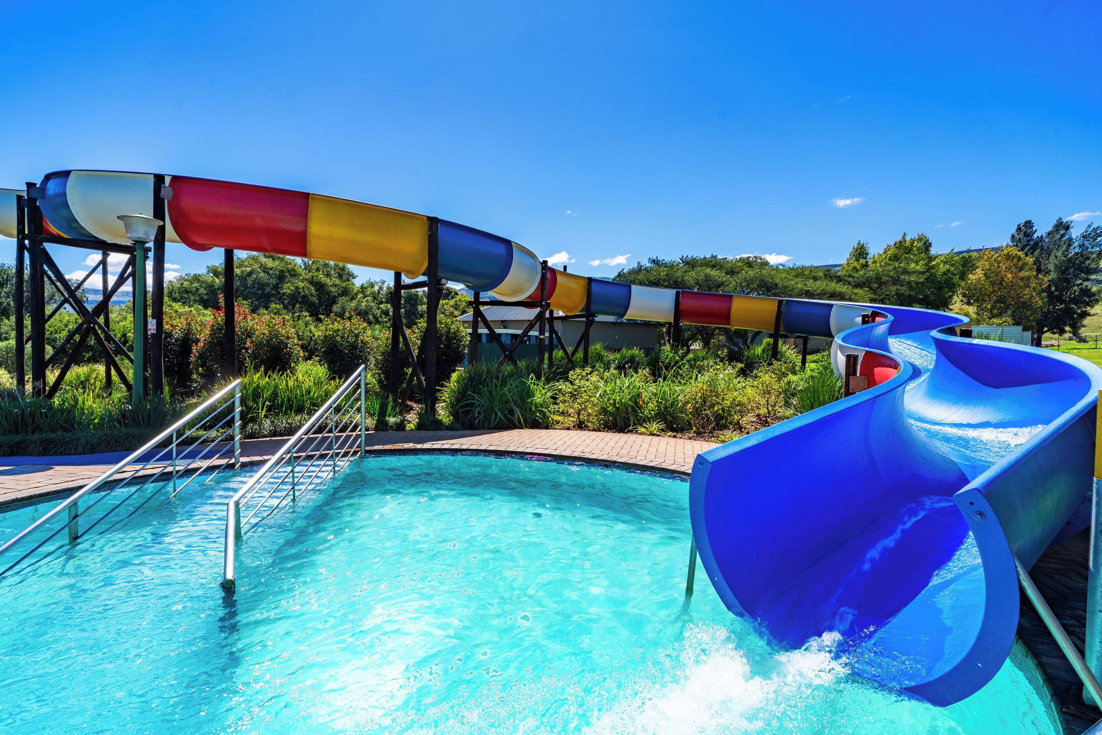 Un parc aquatique doté de plusieurs toboggans et d’une piscine.