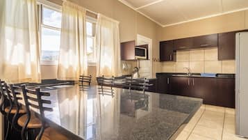 Maison, 3 chambres | Cuisine privée | Micro-ondes, plaque de cuisson, bouilloire électrique