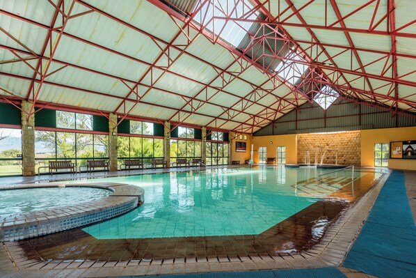 Piscine couverte, 2 piscines extérieures, chaises longues