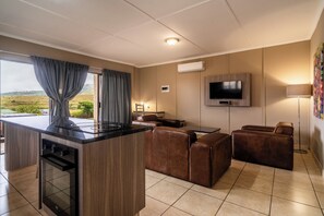 4 Sleeper Cottage | 客廳 | 32 吋平面電視連衛星電視頻道、電視、足球機