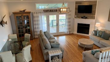 House, 5 Bedrooms | Living area | TV, fireplace