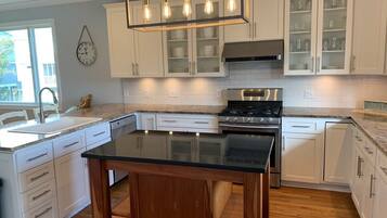 House, 5 Bedrooms | Private kitchen | Fridge, oven, coffee/tea maker, toaster