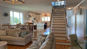 House, 5 Bedrooms | Living area | TV, fireplace