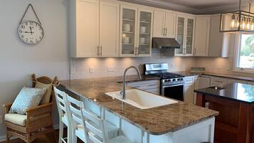 House, 5 Bedrooms | Private kitchen | Fridge, oven, coffee/tea maker, toaster