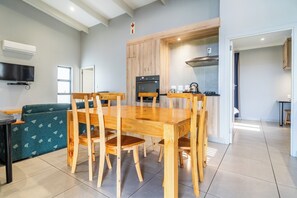 6 Sleeper Beach House (2 BR 2 BTHRM sv) | Living area