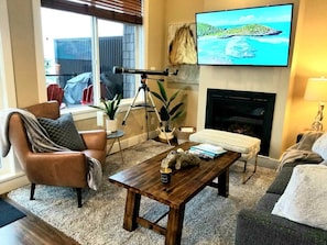 TV, fireplace - Ocean Pearl (Oceanfront - Amazing Views ) H627189082 (Port Renfrew)