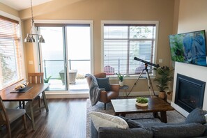 TV, fireplace - Ocean Pearl (Oceanfront - Amazing Views ) H627189082 (Port Renfrew)