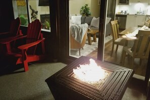 Televisión y chimenea 