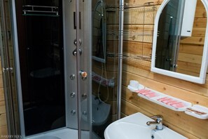 スーペリア コテージ | バスルーム | シャワー、バスアメニティ (無料)、タオル、石鹸