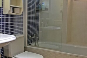 Ensemble douche/baignoire, sĂšche-cheveux, serviettes fournies
