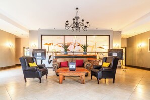 Sarapan dihidangkan, masakan tempatan dan antarabangsa 