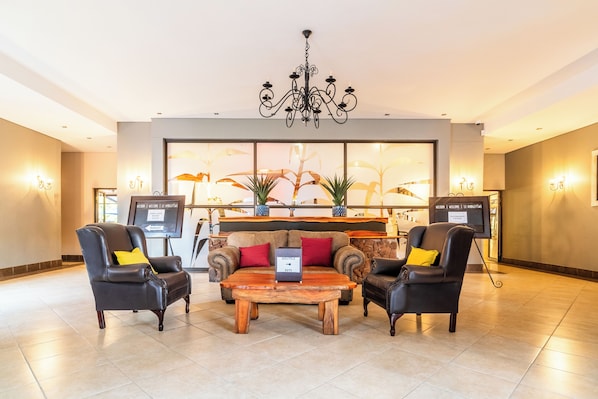 Frokost, lunsj og middag serveres, lokale og internasjonale retter